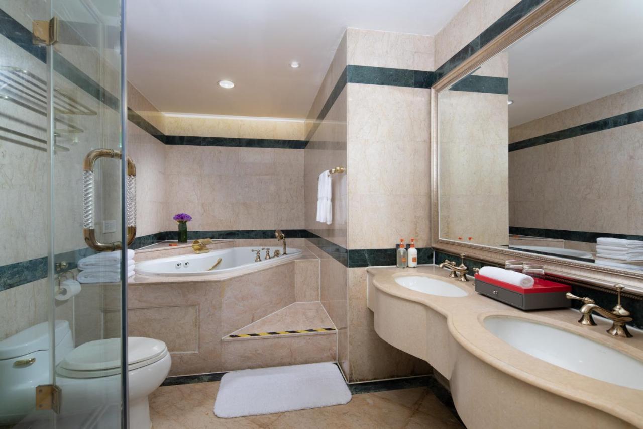 Crowne Plaza Shanghai Nanjing Road By Ihg Ngoại thất bức ảnh A bathroom in a hotel