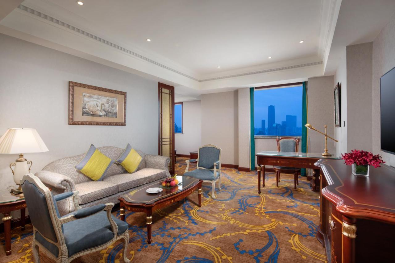 Crowne Plaza Shanghai Nanjing Road By Ihg Ngoại thất bức ảnh A suite at the hotel