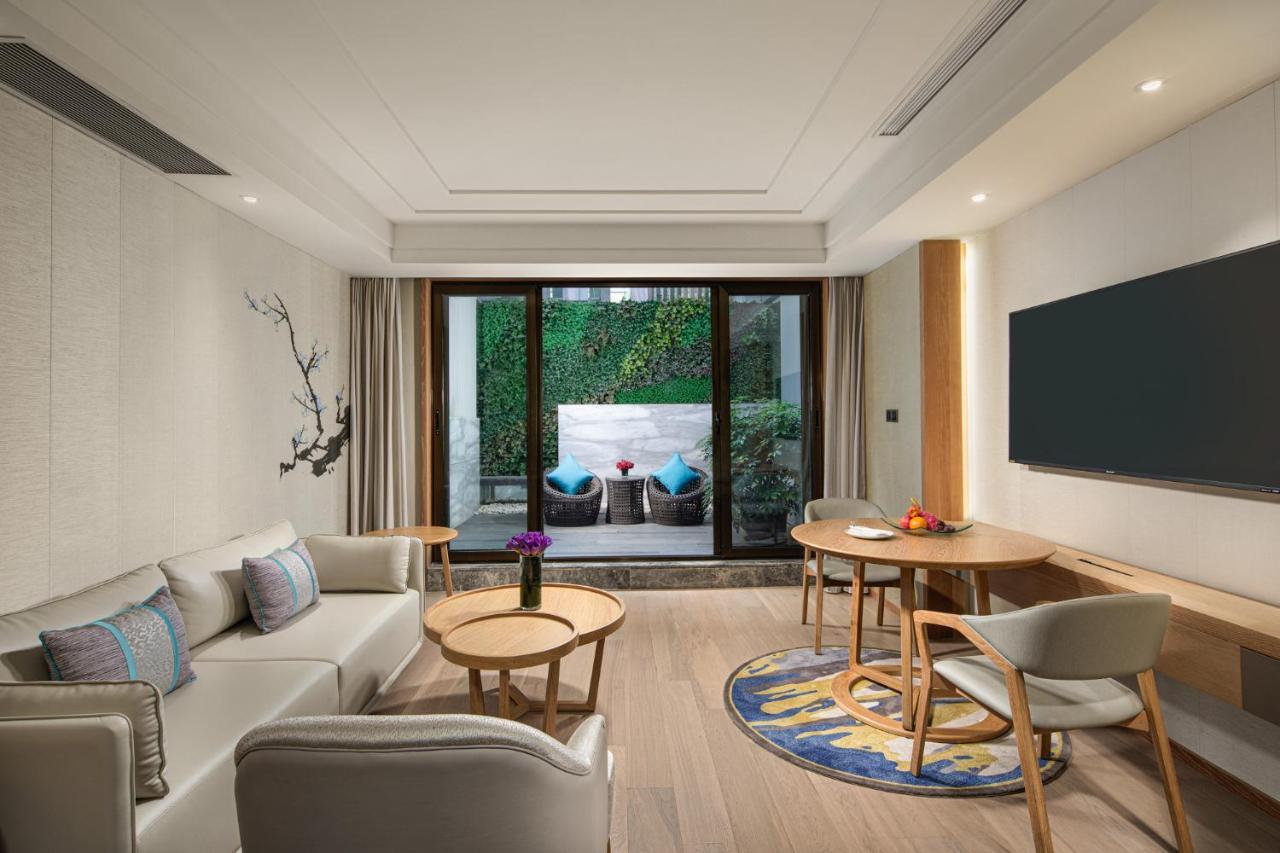 Crowne Plaza Shanghai Nanjing Road By Ihg Ngoại thất bức ảnh A suite at the hotel