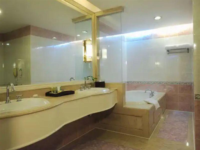 Crowne Plaza Shanghai Nanjing Road By Ihg Ngoại thất bức ảnh Bathroom