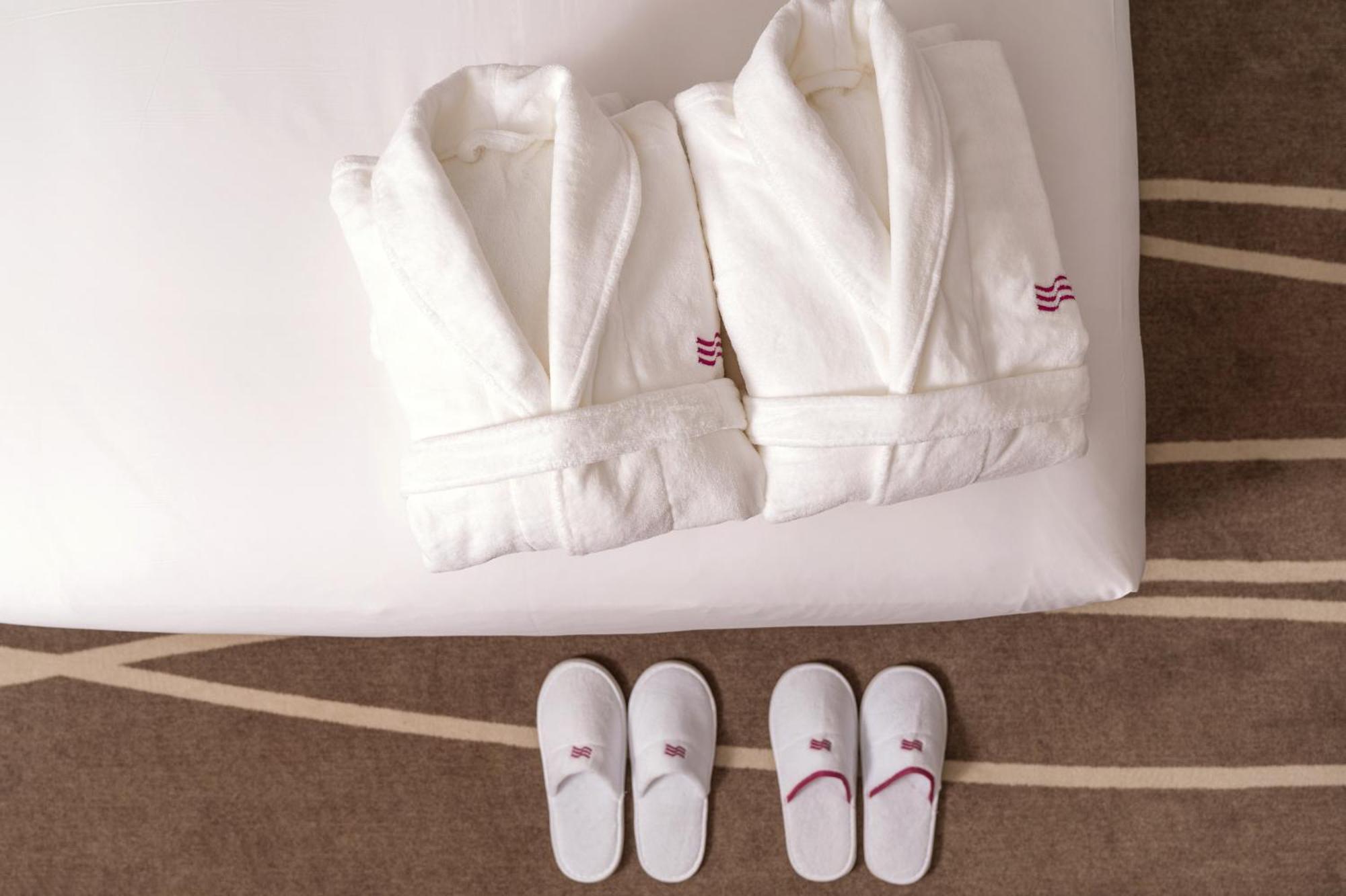 Crowne Plaza Shanghai Nanjing Road By Ihg Ngoại thất bức ảnh Bathrobe and slippers